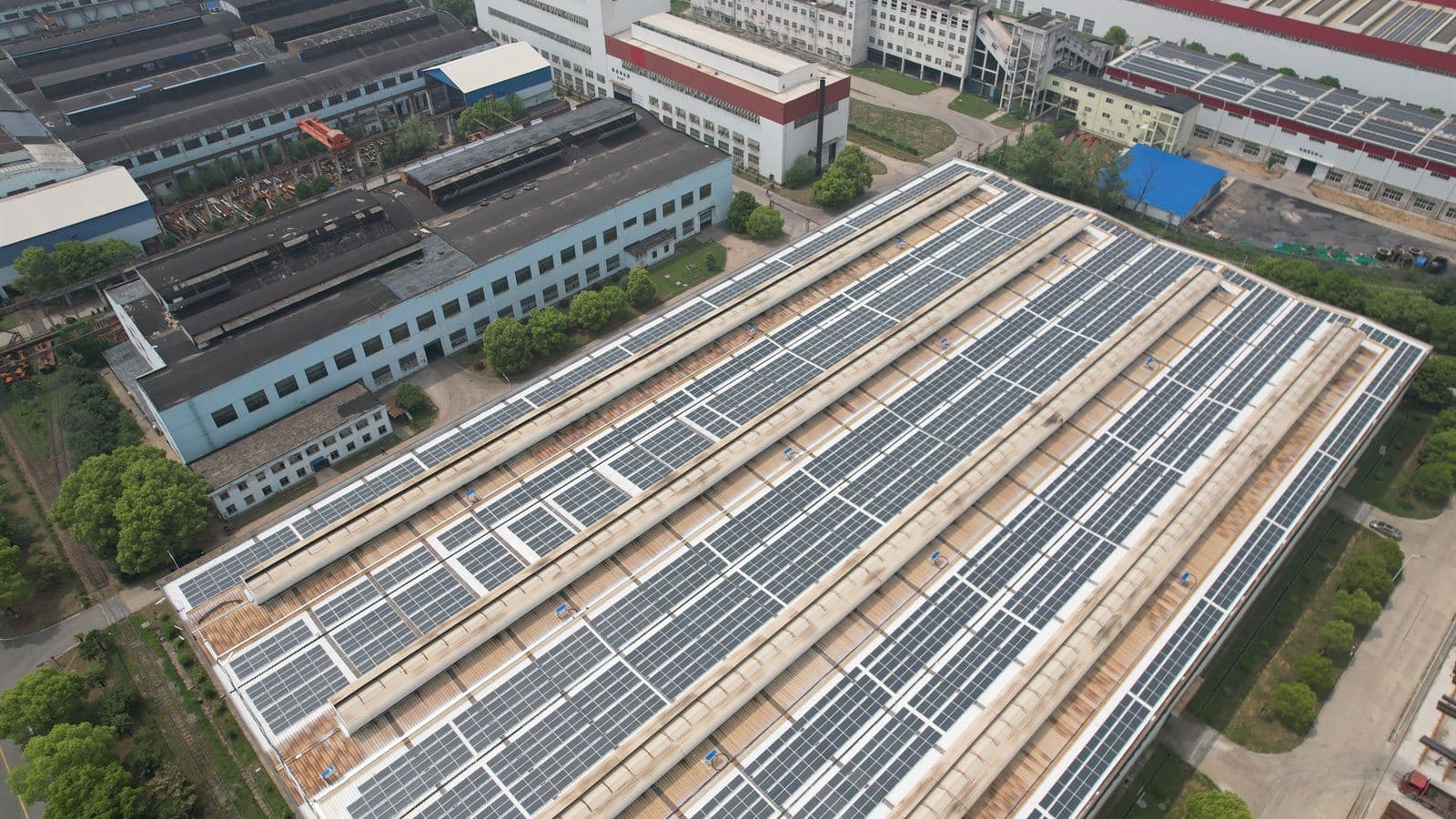武汉重工园区厂房屋顶分布式光伏阵列航拍实景