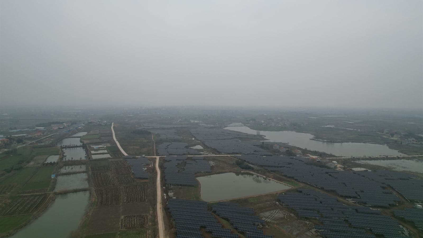 申宜宜城谭湾水库100MW光储一体光伏发电项目项目实景 02